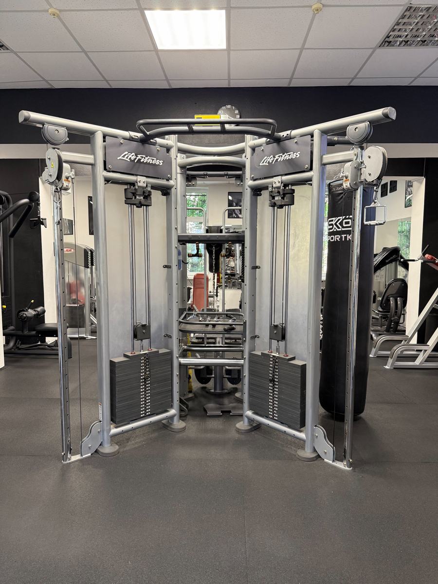 Блочна станція Life Fitness і боксерський мішок